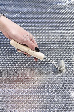 Ролик прикаточный металлический диаметр 23мм 
ширина 30мм деревянная ручка