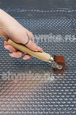 Ролик прикаточный СИЛИКОНОВЫЙ со стальной втулкой диаметр 32мм ширина 30мм деревянная ручка на пластине
