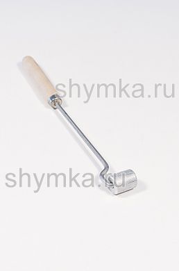 Ролик прикаточный металлический диаметр 23мм 
ширина 30мм ДЛИННАЯ деревянная ручка 28см