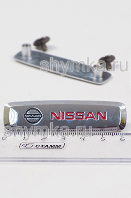 Шильдик металлический ГЛЯНЦЕВЫЙ 
для автоковриков NISSAN ЦВЕТНОЙ + 2 болтика