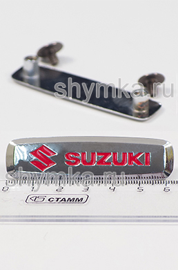 Шильдик металлический ГЛЯНЦЕВЫЙ для автоковриков 
SUZUKI ЦВЕТНОЙ (название красное) + 2 болтика